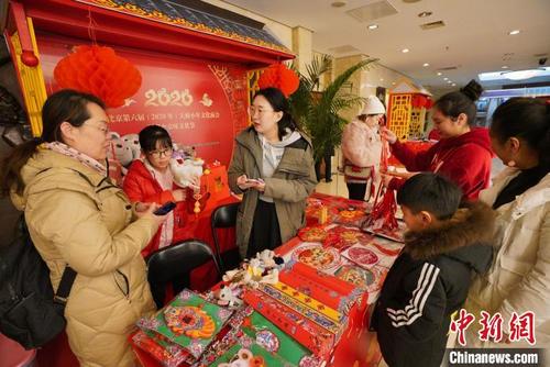 中國僑網(wǎng)第六屆天橋小年文化廟會(huì)啟幕 小新 攝