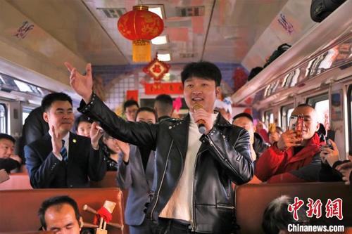 中國(guó)僑網(wǎng) 圖為列車(chē)工作人員表演歌唱,?!⑺闪亍z