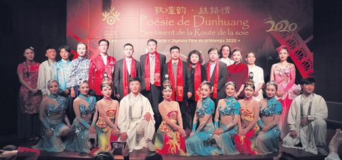 中國(guó)僑網(wǎng)巴黎中國(guó)文化中心工作人員與甘肅歌舞劇院演員合影留念。(《歐洲時(shí)報(bào)》/歐文 攝)