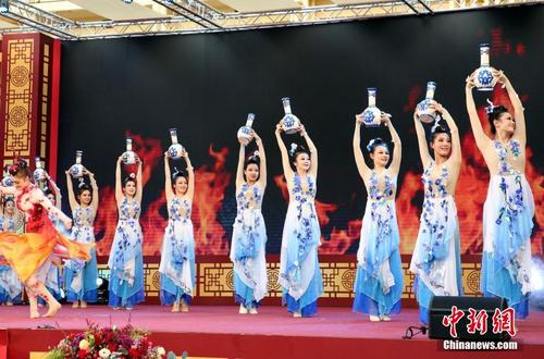 中國僑網(wǎng)當?shù)貢r間1月24日傍晚,,2020年泰國“歡樂春節(jié)”互致賀辭活動開始在曼谷暹羅廣場舉行,,中泰兩國政府旅游部門負責人互致新春祝福,向兩國人民拜年,,并開啟全球“歡樂春節(jié)”活動,。中新社記者 王國安 攝