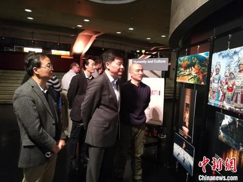中國僑網(wǎng)中國駐德大使吳懇一行觀看湖南文旅圖片展 主辦方供圖 攝