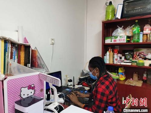 中國僑網(wǎng)6日,,太原理工大學(xué)建筑學(xué)院尼日利亞籍學(xué)生柳依依在宿舍上網(wǎng)課,。 高雨晴 攝