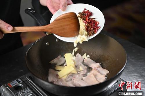 中國(guó)僑網(wǎng)廚師制作美食?!∮诤Q蟆z