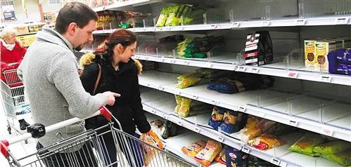中國僑網(wǎng)匈牙利民眾在超市內(nèi)購物,,食品貨架上差不多已被取空,。(翟朝輝 攝)