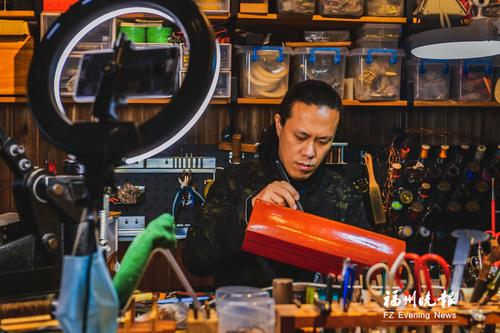 中國僑網(wǎng)何巍在工作室錄制傳統(tǒng)技藝視頻(福州晚報/陳暖 攝)