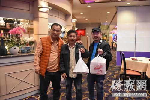 中國僑網(wǎng)柔似蜜市的“888海珍大酒樓”,食客捧場新外賣模式。(美國《僑報》/李青蔚 攝)