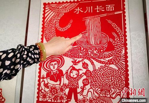 中國(guó)僑網(wǎng)甘肅省白銀市白銀區(qū)剪紙藝人張巧燕,創(chuàng)作家鄉(xiāng)美食《水川長(zhǎng)面》剪紙作品,,表達(dá)對(duì)家鄉(xiāng)風(fēng)土深厚感情,,弘揚(yáng)孝道文化?!⒂裉摇z