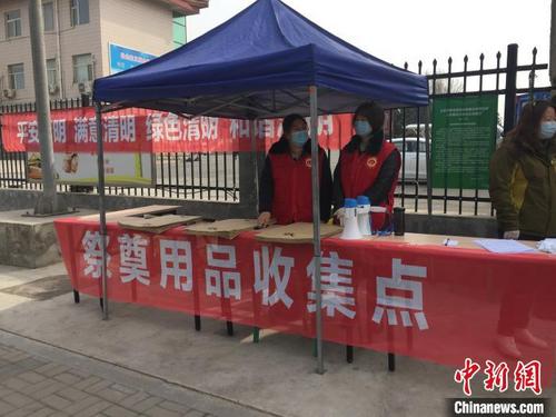 中國僑網(wǎng)工作人員統(tǒng)一收集到墓園祭掃家屬的祭品,,集中到指定地點代為焚燒祭掃,。 高瑞峰 攝
