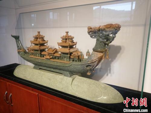 中國(guó)僑網(wǎng)王運(yùn)岫的作品《龍舟》,?!±顣仭z