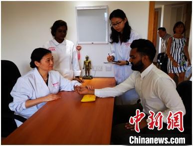 中國僑網中國專家為當?shù)夭』荚\斷,?!≡狸栣t(yī)院供圖