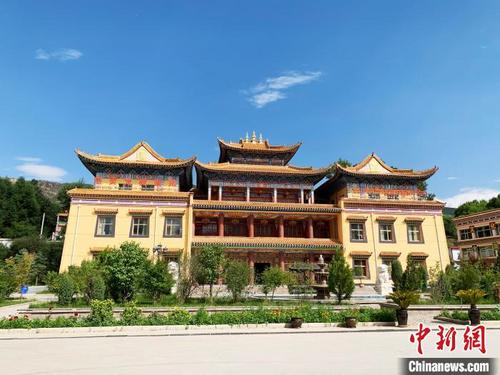 中國僑網(wǎng)圖為熱貢龍樹畫苑,?!O睿 攝