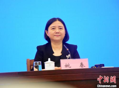 中國僑網7月17日,,廣西中醫(yī)藥管理局黨組書記、局長姚春介紹廣西促進中醫(yī)藥壯瑤醫(yī)藥傳承創(chuàng)新發(fā)展有關情況,?!↑S艷梅 攝
