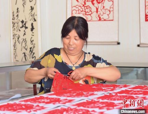 中國僑網(wǎng)從藝40余年的高翠珍,,她的作品精美而不失靈動(dòng),、粗獷而不失細(xì)膩,,極具黃土高原地域風(fēng)情,。 毛宏玉 攝