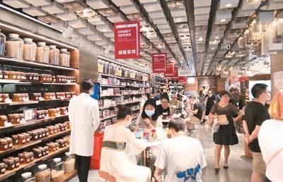中國僑網(wǎng)周末,知嘛健康壹號店內(nèi)人流密集,,顧客在門店一層品嘗茶飲,、選購商品。 本報記者 韓維正攝