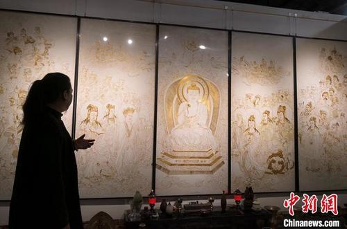 中國(guó)僑網(wǎng)2020年5月28日,,掐絲琺瑯畫(huà)甘肅代表性傳承人、中國(guó)非遺藝術(shù)設(shè)計(jì)研究院研究員李海明用長(zhǎng)千余米仿金絲創(chuàng)作作品《說(shuō)法圖》,,其用3000多米仿金絲,、歷時(shí)3年創(chuàng)作,作品長(zhǎng)4.5米,、高2米,,其內(nèi)容包括人物95個(gè)、瑞獸2只,,掐絲勾勒出的人物神態(tài),、服飾、動(dòng)作等栩栩如生,。(資料圖) 劉玉�