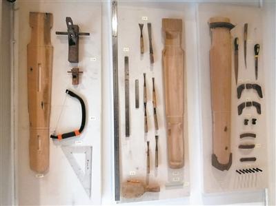 中國(guó)僑網(wǎng)嶺南派古琴名家謝東笑工作室的墻上,,展示著各種斫琴工具和古琴半成品。