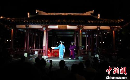 中國僑網9月1日晚,,“大美園林·非遺閩劇”大型主題文化系統(tǒng)活動在福州西湖公園啟動?!∮浾邉⒖筛z