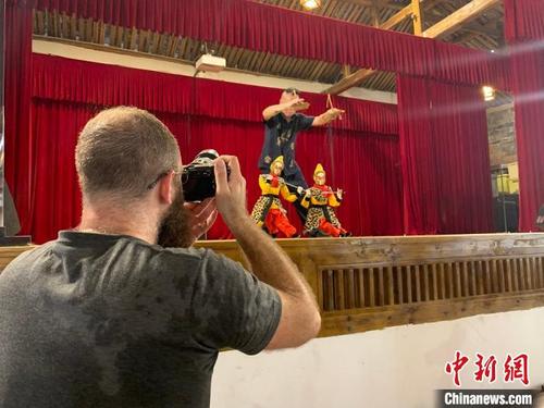 中國僑網(wǎng)羅門拍攝提線木偶戲表演《真假美猴王》,?!■臓柆帯z