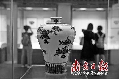 中國僑網(wǎng)清乾隆款青花折枝花果紋梅瓶,。