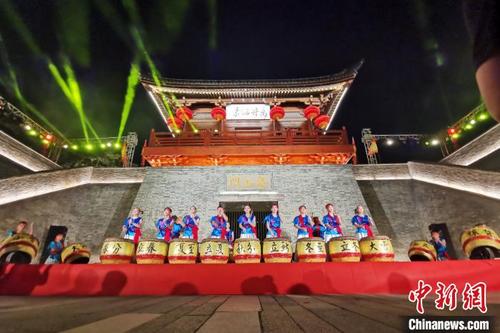 中國僑網(wǎng)9月29日晚,,福建泉州舉行城門講古開機(jī)暨點(diǎn)亮泉山門儀式。圖為二十四節(jié)令鼓表演,?!O虹 攝