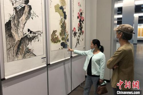 中國(guó)僑網(wǎng)根在固始——豫閩臺(tái)書畫聯(lián)展匯集兩岸書畫名家的148件作品,將展出至10月18日,。 柯寧 攝