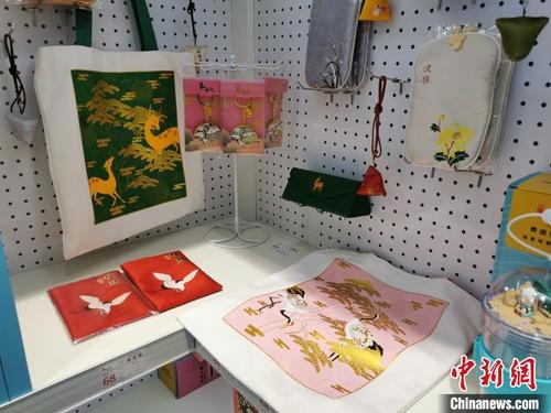 中國僑網(wǎng)圖為黃山風(fēng)景區(qū)內(nèi)出售的文創(chuàng)商品?!〉蠛Q蟆z