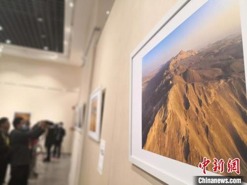 中國僑網(wǎng)11月2日傍晚,,《絲路長(zhǎng)城影像展》在甘肅敦煌首展,。 馮志軍 攝