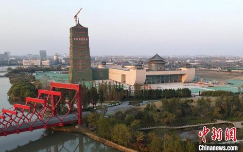 中國僑網(wǎng)這是正在建設中的大運河博物館,,主體由大運塔和博物館兩部分組成,,造型宛如一艘即將揚帆的航船,,??吭诎哆叀,!∶系慢垺z