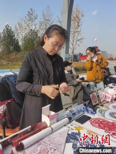 中國僑網(wǎng)“巧媳婦”趙敬玲,?!x源區(qū)新聞中心供圖