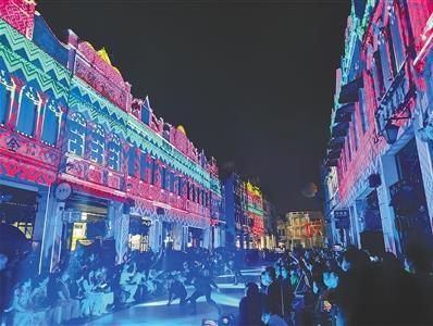 中國僑網(wǎng)2020海南錦·繡世界文化周開幕式上,奉上了一場千年黎錦與百年騎樓碰撞融合的燈光秀。 本報記者 趙優(yōu) 攝