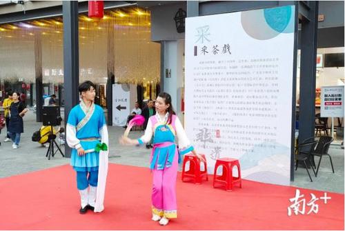 中國(guó)僑網(wǎng)來自英德的演員們現(xiàn)場(chǎng)表演采茶戲,。赫鵬翀 攝