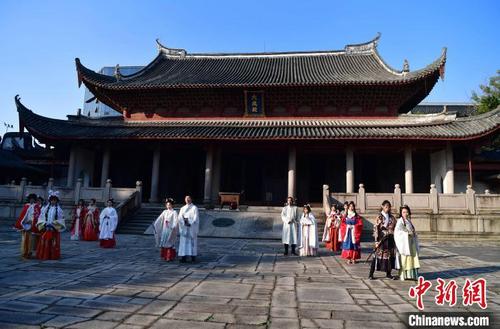 中國(guó)僑網(wǎng)圖為許多身穿古裝的市民在福州文廟進(jìn)行展示,,上演了一場(chǎng)上演中國(guó)傳統(tǒng)服飾“秀”,。 張斌 攝