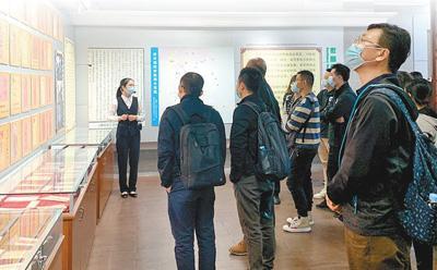 中國僑網(wǎng)游客在廣東汕頭僑批文物館參觀,。本報(bào)記者 楊 彥攝