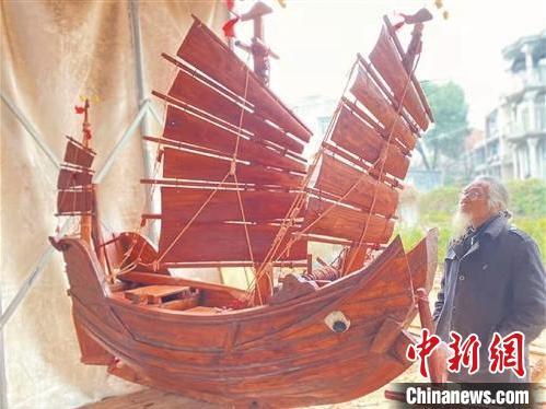 中國僑網(wǎng)毛祖先站在造好的木船前細(xì)細(xì)地看,,就像看著心愛的孩子,?!≌潞Sⅰz