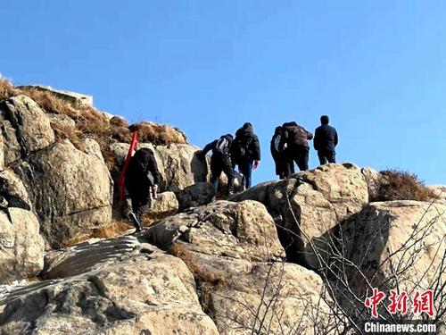 中國(guó)僑網(wǎng)圖為調(diào)查人員奔波在陡山峭壁之間,探尋調(diào)查文物點(diǎn),。山東省石窟寺專項(xiàng)調(diào)查工作協(xié)調(diào)推進(jìn)小組供圖