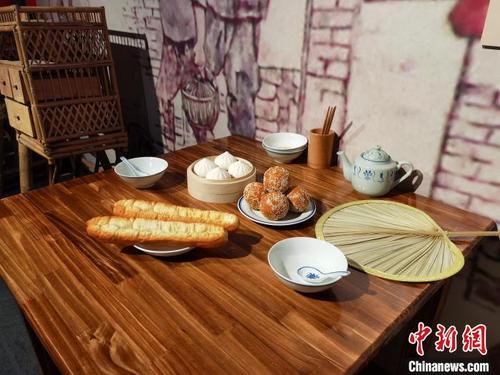 中國(guó)僑網(wǎng)《上海味道·美好生活——老上海飲食文物展》,,弄堂口早餐布景,。 上海市歷史博物館 供圖