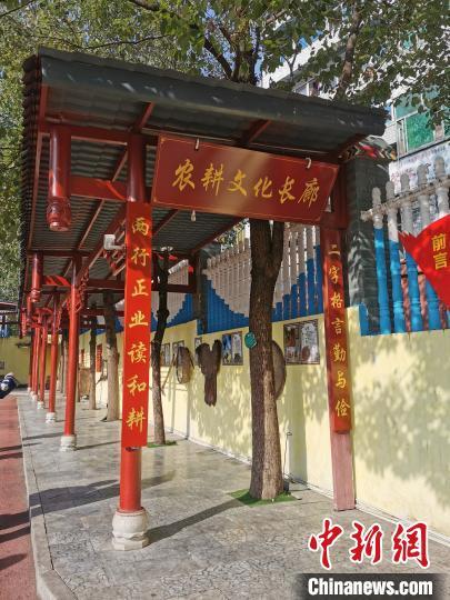 中國(guó)僑網(wǎng)圖為重慶市黔江區(qū)民族小學(xué)打造的農(nóng)耕文化長(zhǎng)廊,。 張燕 攝
