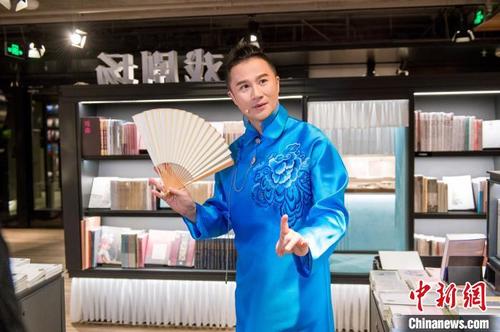 中國(guó)僑網(wǎng)昆曲藝術(shù)家張軍在朵云書院·戲劇店,。上海張軍昆曲藝術(shù)中心 供圖