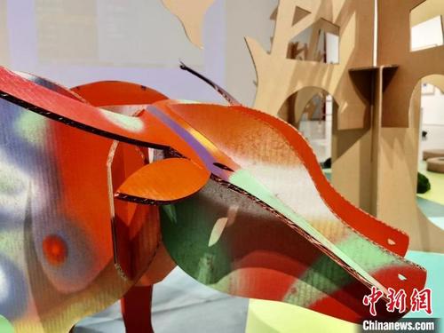 中國僑網(wǎng)“牛勁十足”主題作品展在北京時代美術(shù)館一號展廳展出,,將持續(xù)至2月21日?!∪A熙美育供圖