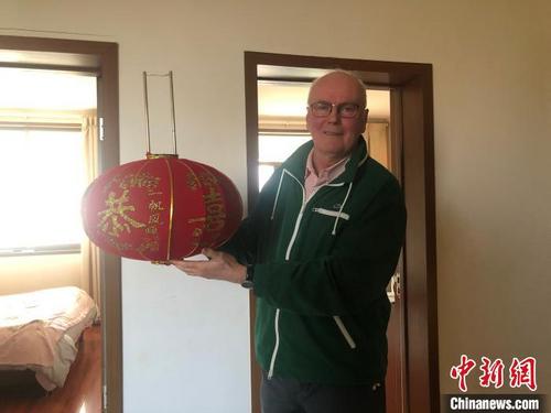 中國僑網(wǎng)伯納德展示購買的燈籠,?!⒘帧z