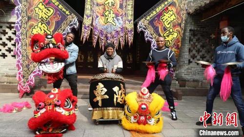 中國僑網(wǎng)外國留學生體驗醒獅文化。廣州市天河區(qū)民間文藝家協(xié)會 供圖