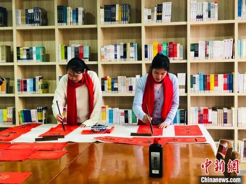 中國(guó)僑網(wǎng)外國(guó)留學(xué)生寫春聯(lián)。長(zhǎng)沙民政職業(yè)技術(shù)學(xué)院供圖