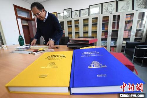 中國(guó)僑網(wǎng) 歷經(jīng)15年編纂,,由法國(guó)國(guó)家圖書館與中國(guó)西北民族大學(xué),、上海古籍出版社合作編纂的《法國(guó)國(guó)家圖書館藏敦煌藏文文獻(xiàn)》,日前首次全部整理出版,,才讓先后任副主編,、主編?!钇G敏 攝