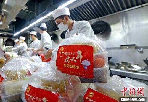 中國僑網(wǎng)打包好的年夜飯準備送出,。林弘梫攝