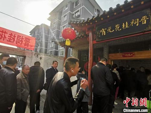 中國僑網(wǎng)晉祠桂花元宵店,,買元宵的人排起了長隊(duì),?!「呷鸱濉z