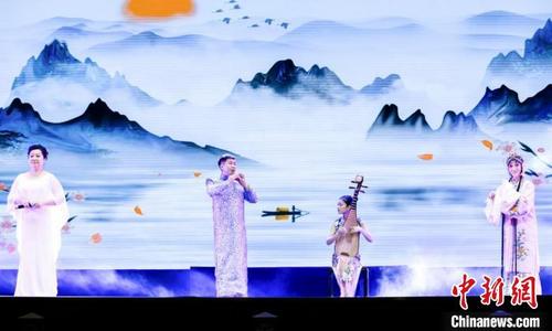 中國僑網(wǎng)圖為洞簫吟誦《山居秋暝》。西安市文化和旅游局