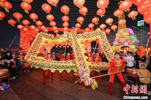 中國僑網(wǎng)民眾用長龍擺“中”字,?!钊A峰 攝