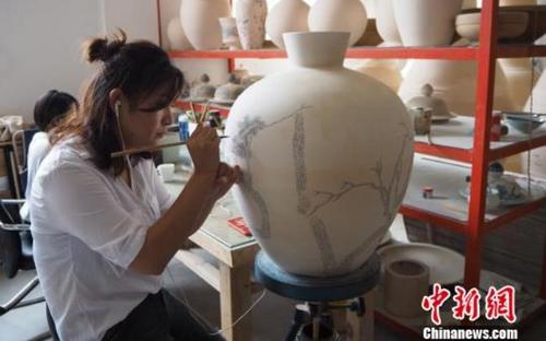 中國僑網(wǎng)圖為江西景德鎮(zhèn)一位陶藝家在手繪花瓶,。(資料圖) 劉占昆 攝