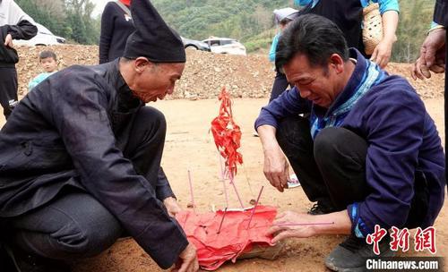 中國(guó)僑網(wǎng)廖熙福在制作“螞拐棺”。 高東風(fēng) 攝