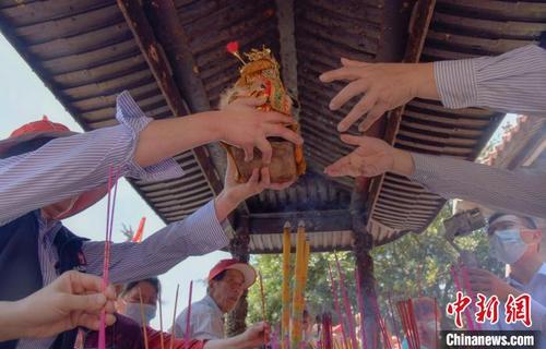 中國僑網(wǎng)分靈媽祖過火?!⌒靽鴺s 攝